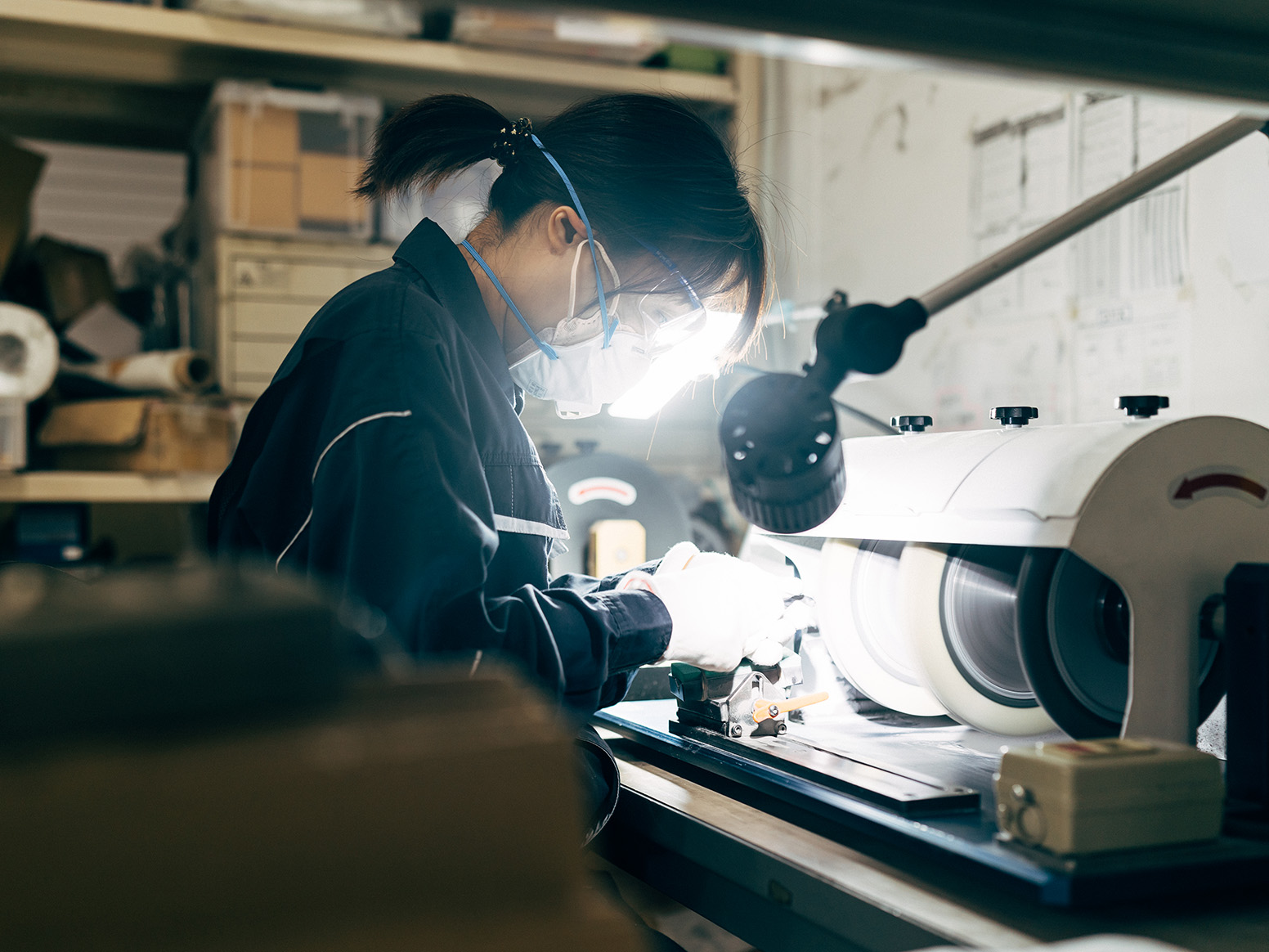 工具を研削をする女性技術者