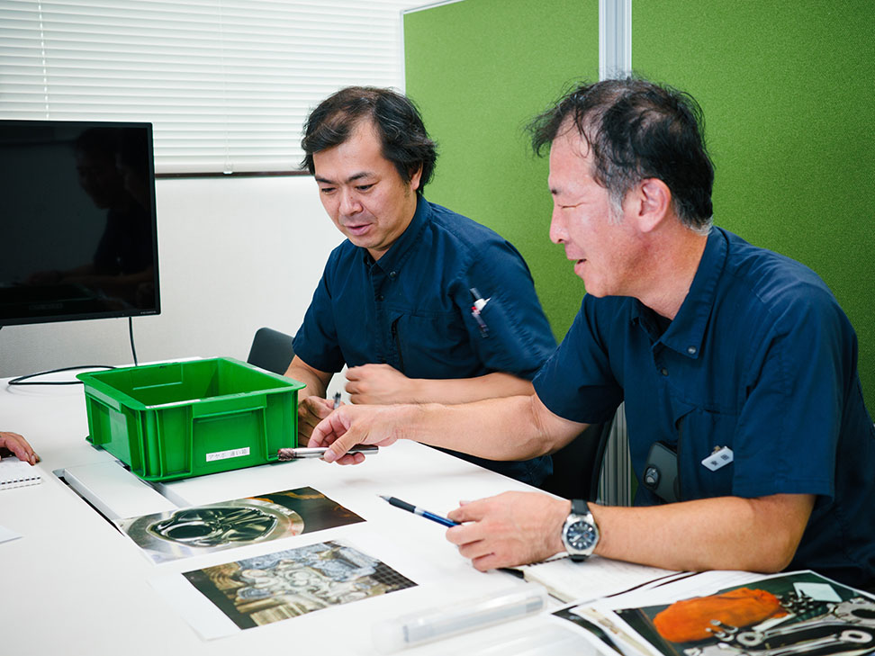 導入事例2 エンドミルを持つ2人の技術者